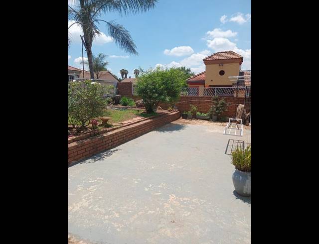 3 BEDROOM HOUSE FOR SALE IN LOTUS GARDENS